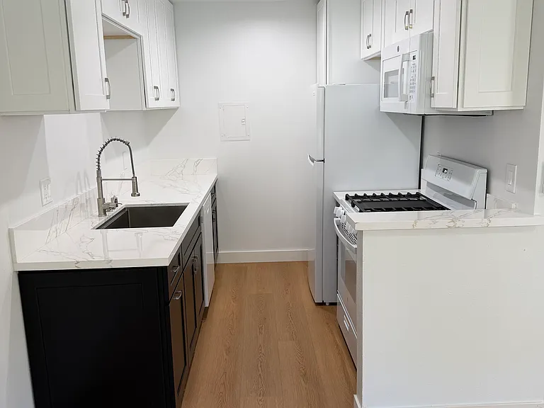 2459 N Beachwood Dr #103 — Photo 2