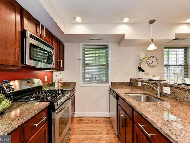 410 15th St NE #5 — Photo 3