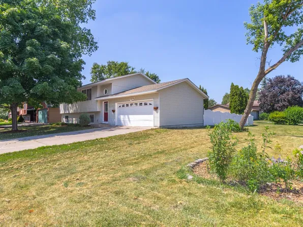 8200 Thomas Ave N, Brooklyn Park, MN 55444