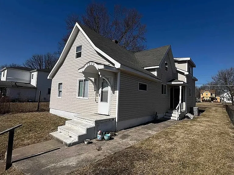 1008 W 1st St — Photo 16