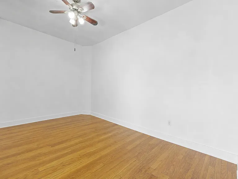 402 E 69th St #30 — Photo 4