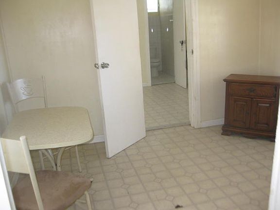4th image of 2151 Queen Cross St
