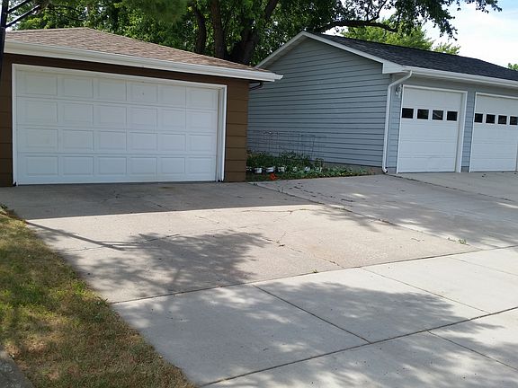 Large 1.5 stall garage