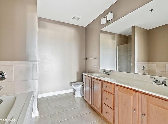 5th image of 1322 S Prairie Ave #G17