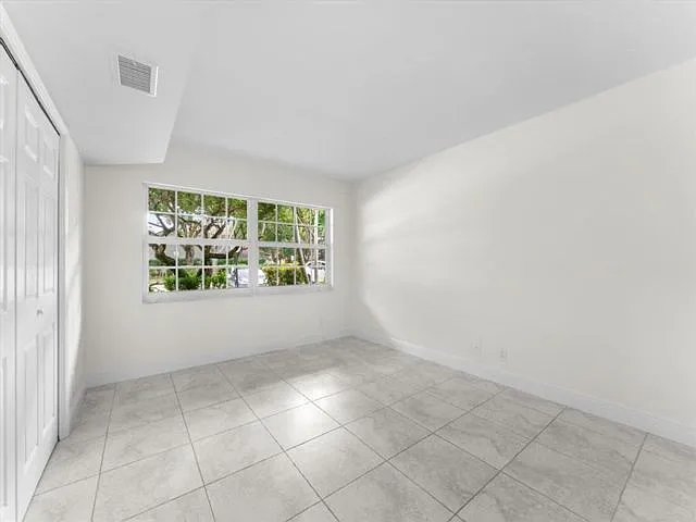4240 Oaks Ter — Photo 8