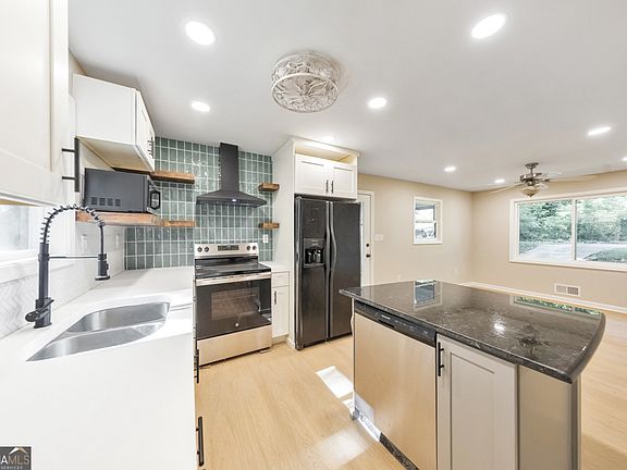 3rd image of 2461 Sherwood Pl SW