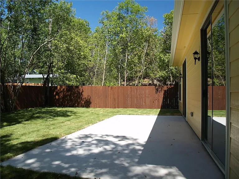 303 Zennia St — Photo 13
