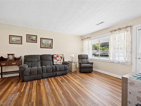 5th image of 233 Roosevelt Dr
