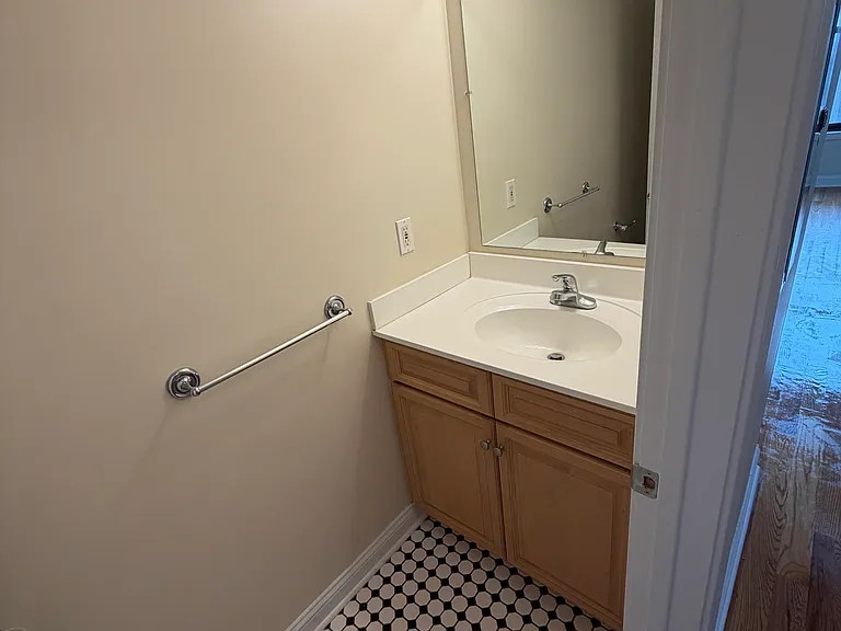116 Center St — Photo 4