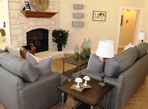 2nd image of 1001 Almont Pl