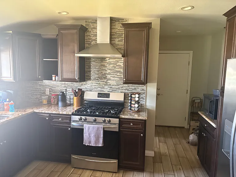 9922 Vanalden Ave — Photo 6