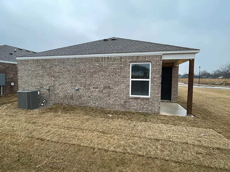 1703 Loveland St — Photo 13