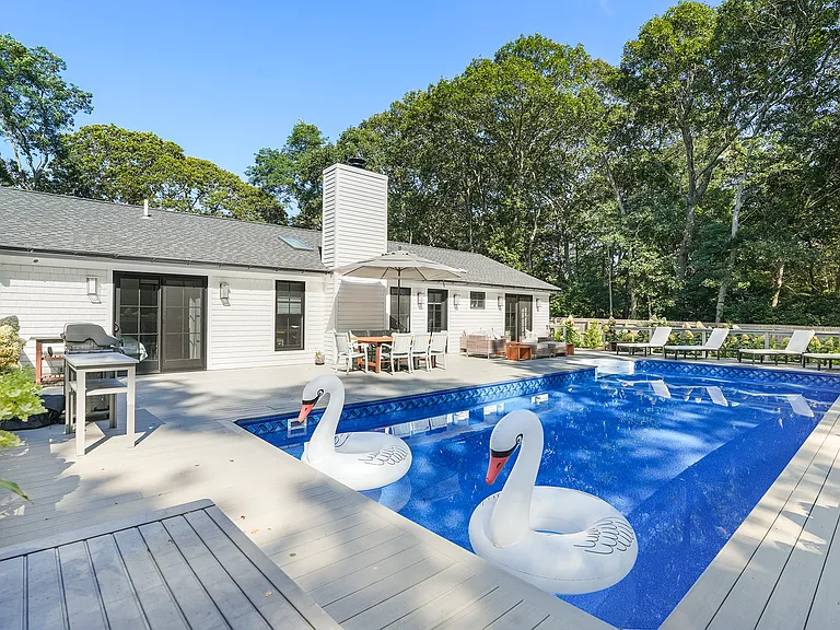 42 Sandra Rd — Photo 2