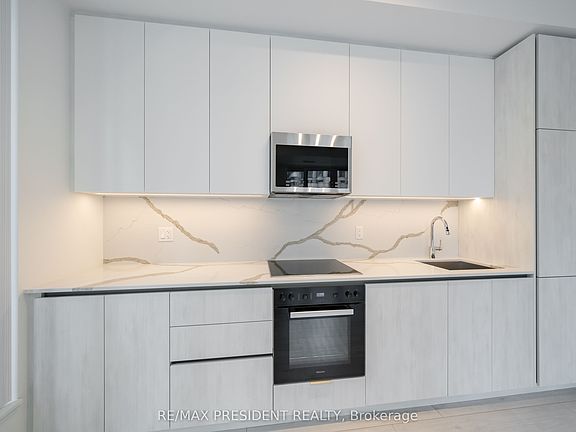 2nd image of 400 King St W #808