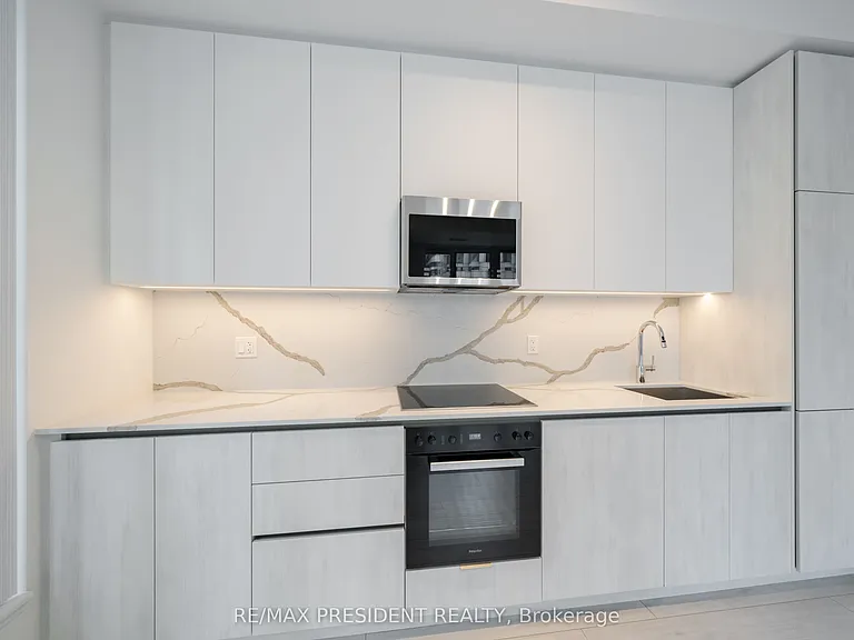 400 King St W #808 — Photo 2