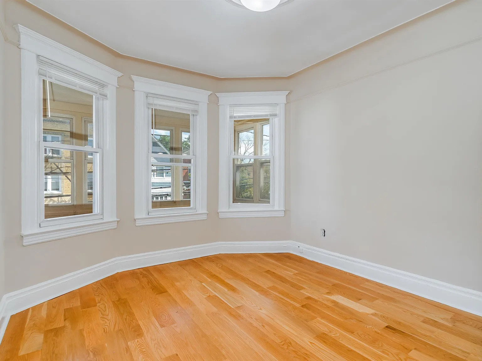 4 bed, 1.0 bath, $2,650 — Photo 3