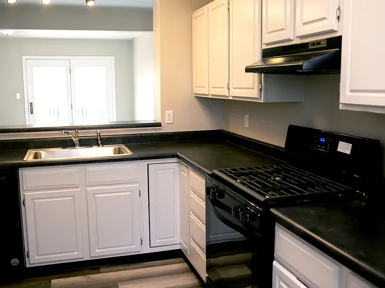1011 W Cascade Ave — Photo 9