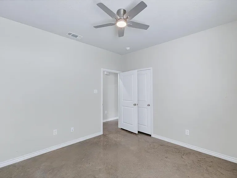 412 W Avenue C — Photo 31