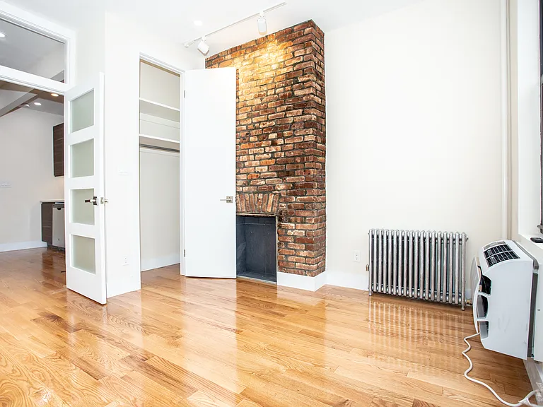 67 Diamond St #2R — Photo 5