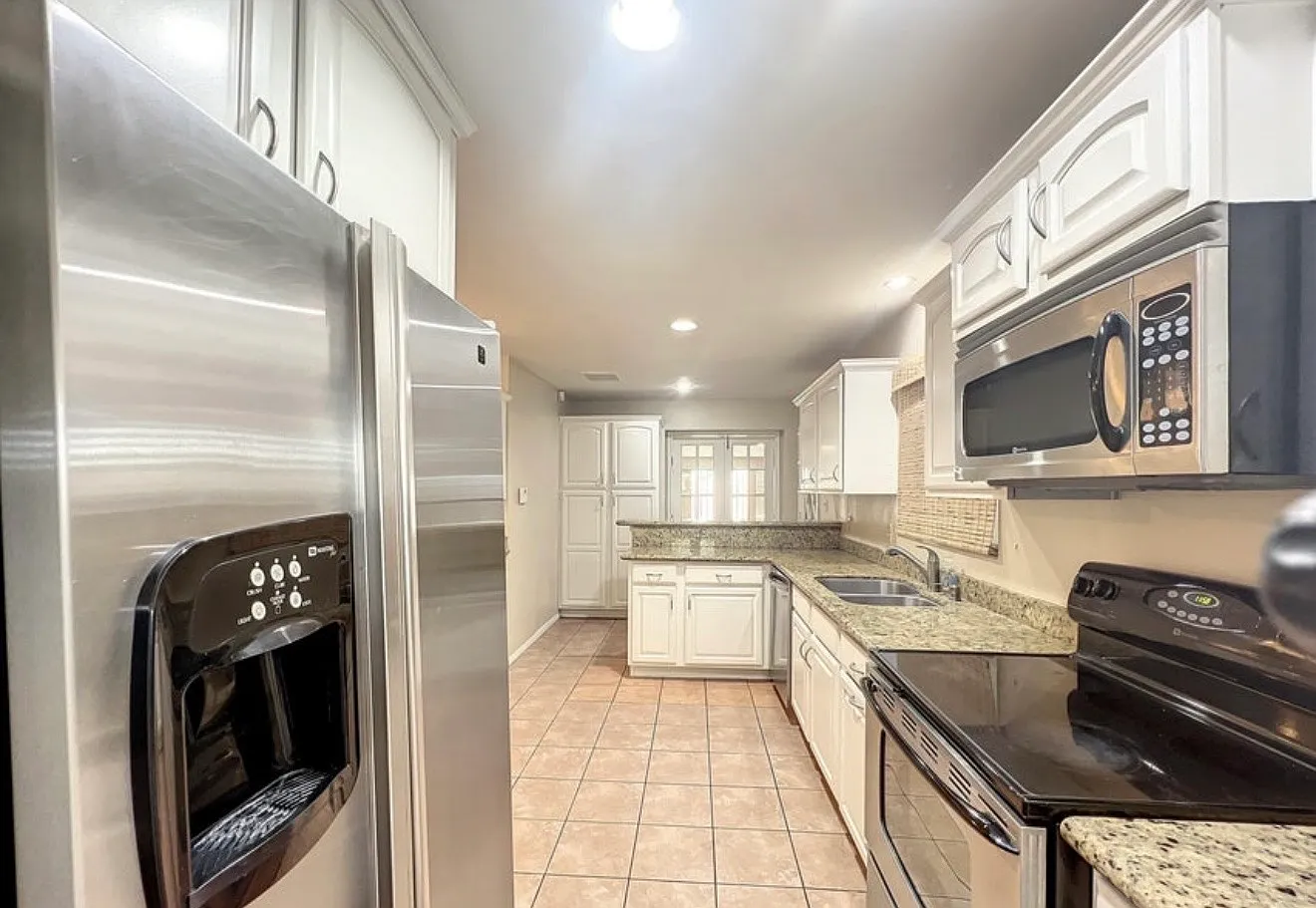 3 bed, 1.5 bath, 2303 sqft, $3,200 — Photo 2