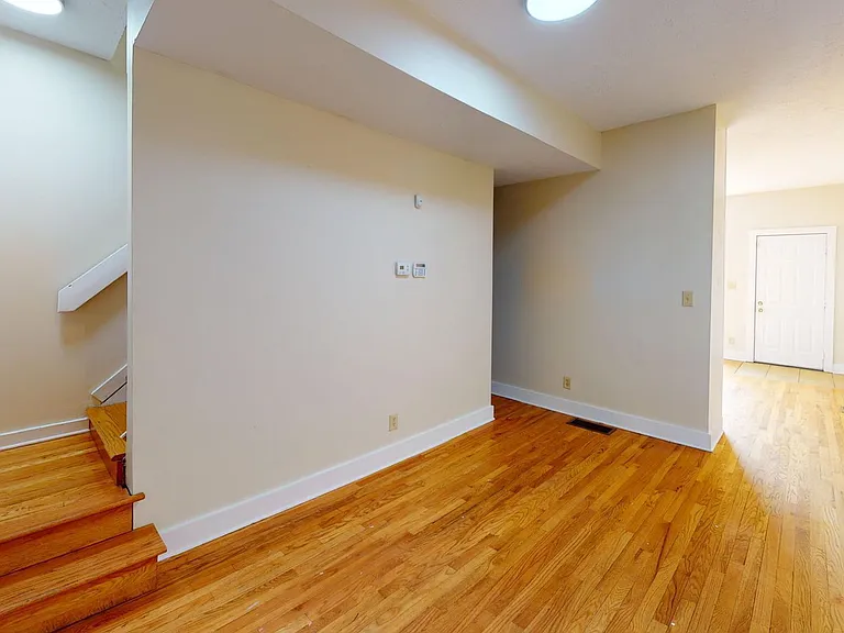 1373 Indianola Ave — Photo 4