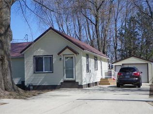 404 5th St, Grundy Center, IA 50638