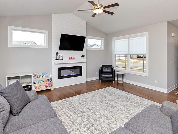 5th image of 503 SE Alba Pl