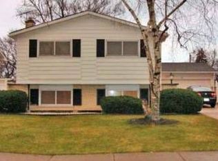 51 Ambleside Rd, Des Plaines, IL 60016