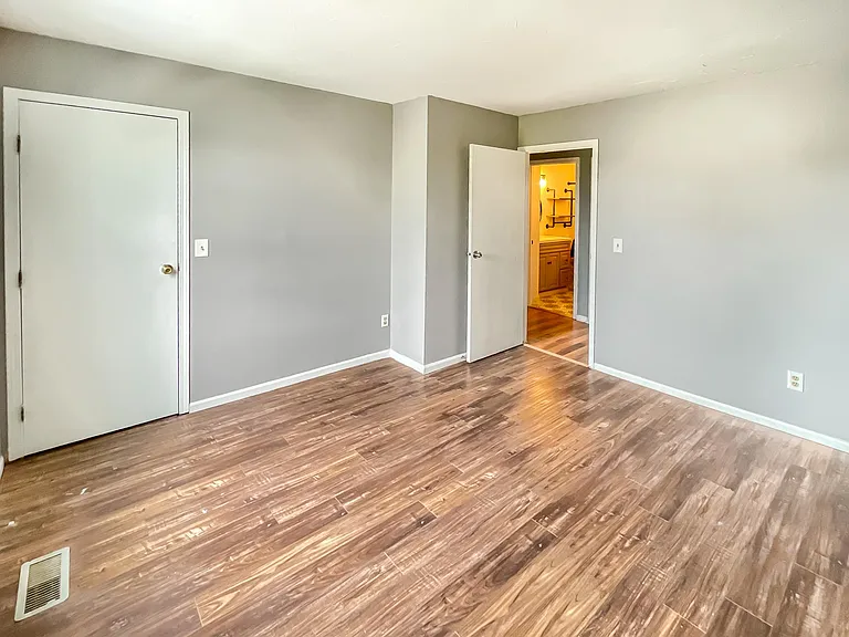 4961 Singleton Dr — Photo 28