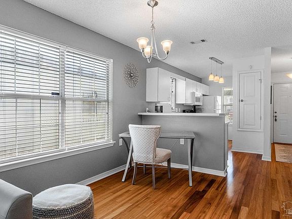 3rd image of 315 Loveland Cir