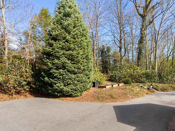 5th image of 1305 Oak Dr