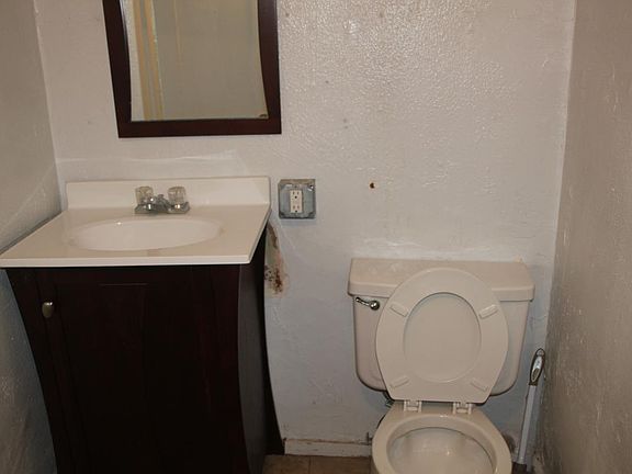 3rd image of 1109 W 14th Ln #A