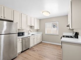 4695 Mission Blvd, San Diego, CA