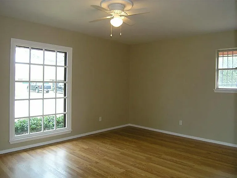 5008 Fall River Dr — Photo 2