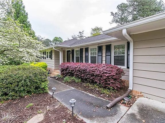 3rd image of 2222 Springdale Dr