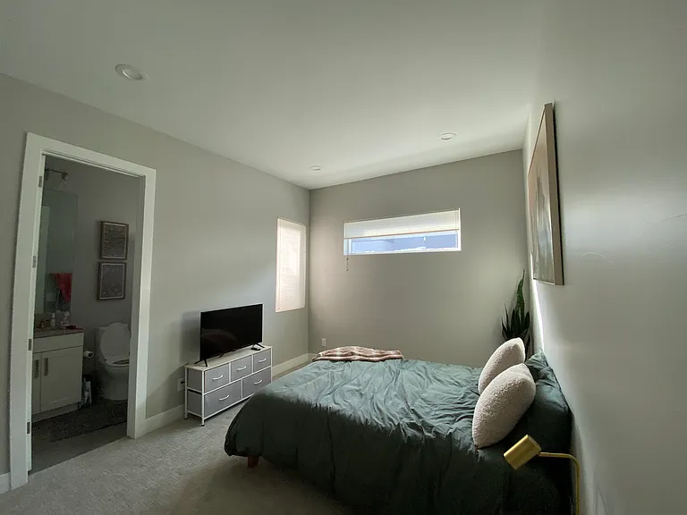 W 26th Ave — Photo 4
