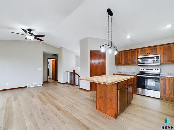5th image of 1006 Honeysuckle Dr