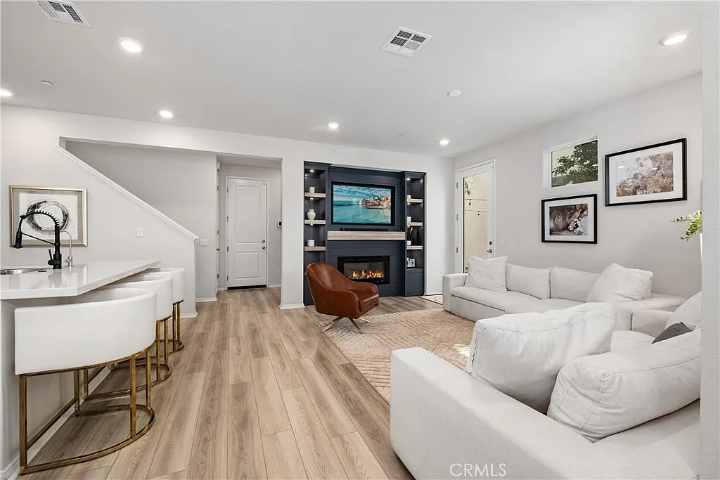 3 bed, 2.5 bath, 1889 sqft, $5,500 — Photo 4