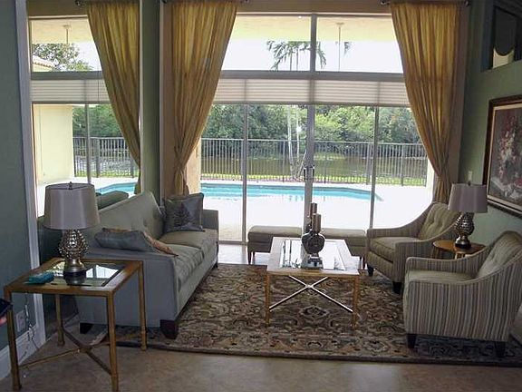 2nd image of 3055 Lakewood Dr