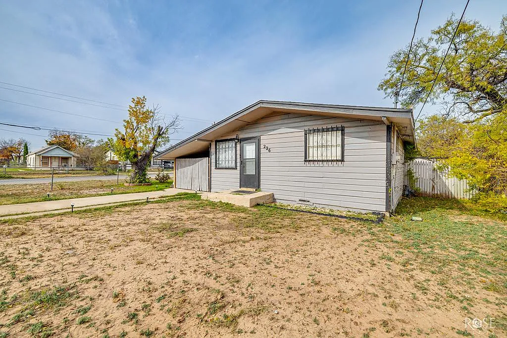 3 bed, 1.0 bath, 1298 sqft, $1,600 — Photo 1