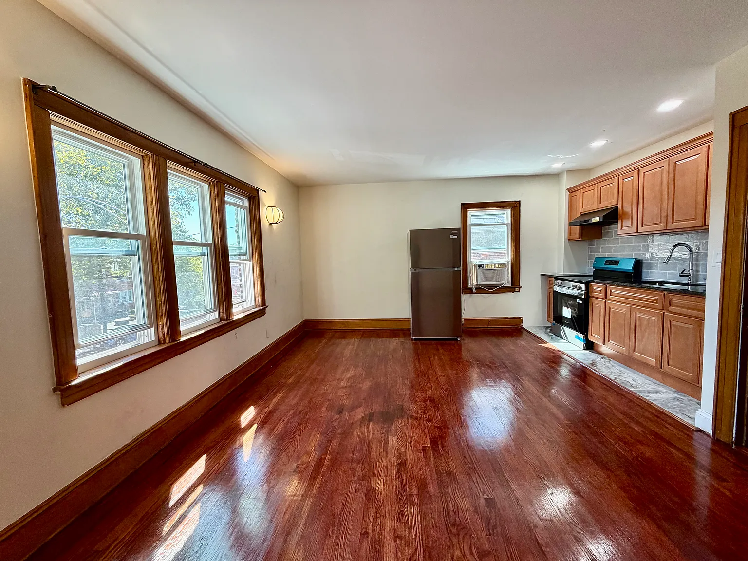 4 bed, 1.5 bath, 1100 sqft, $3,500 — Photo 4