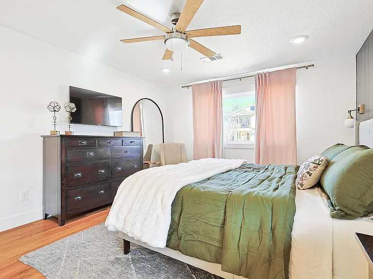 304 Bowie St — Photo 36