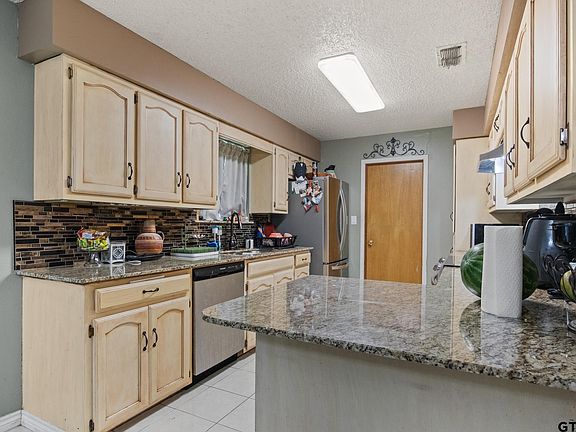 4th image of 206 Carr Dr