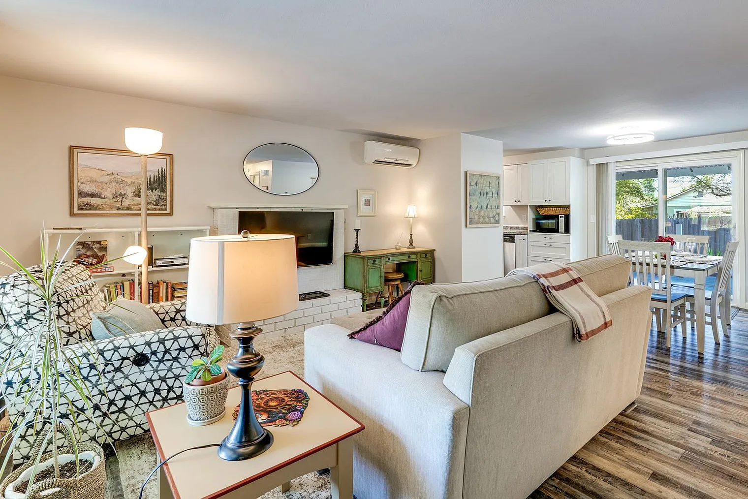 2 bed, 1.0 bath, 990 sqft, $2,559 — Photo 1