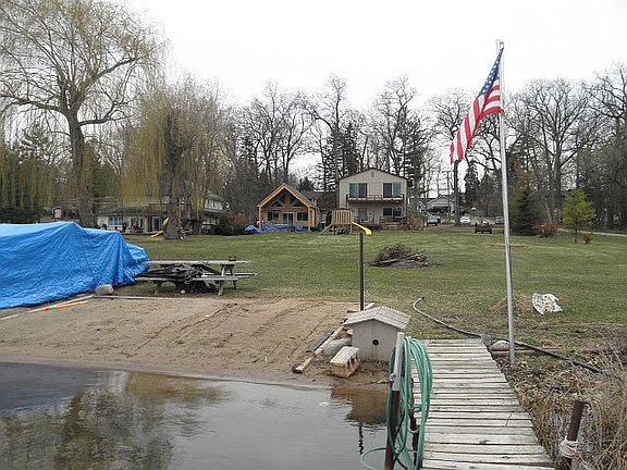 Huge Lake Side Yard