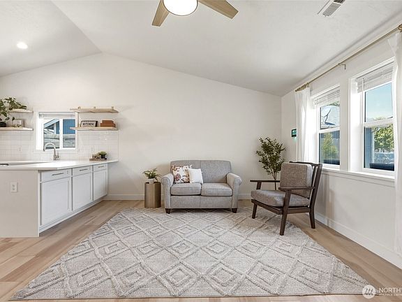 5th image of 1251 SW Greeley Street