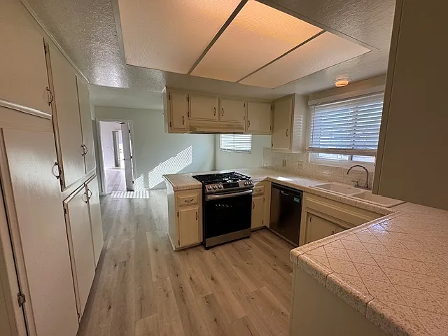 333 Greentree Rd — Photo 2