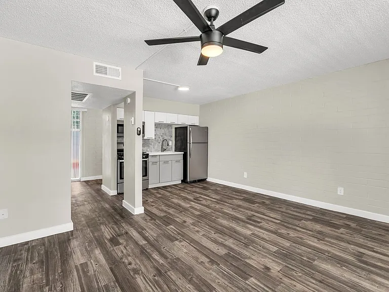 Elton Studio Suites — Photo 29
