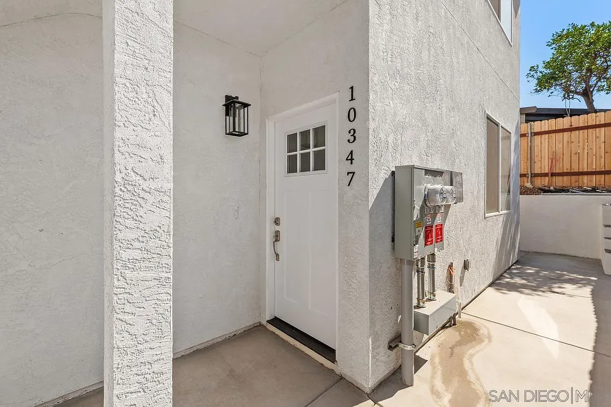 3 bed, 2.0 bath, 1200 sqft, $3,700 — Photo 2