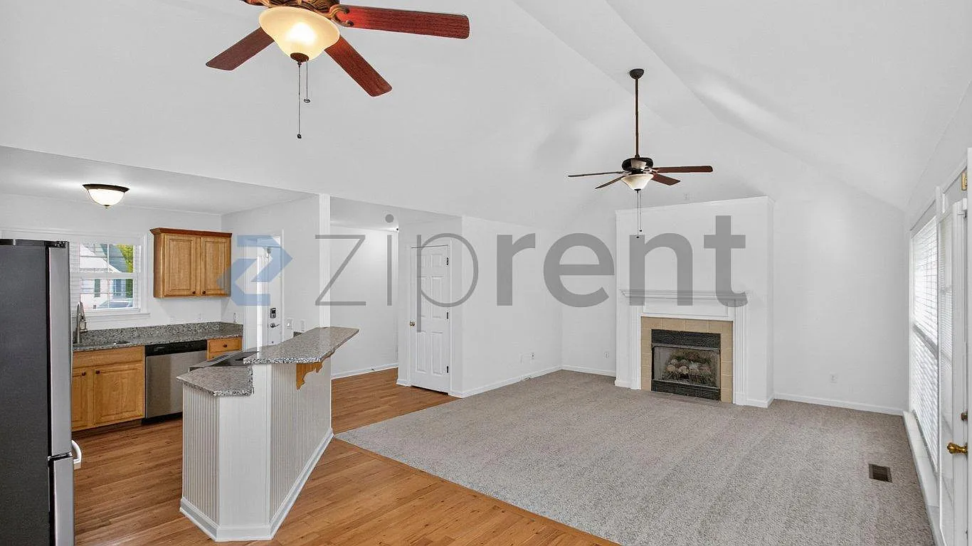 3 bed, 1353 sqft, $2,400 — Photo 1